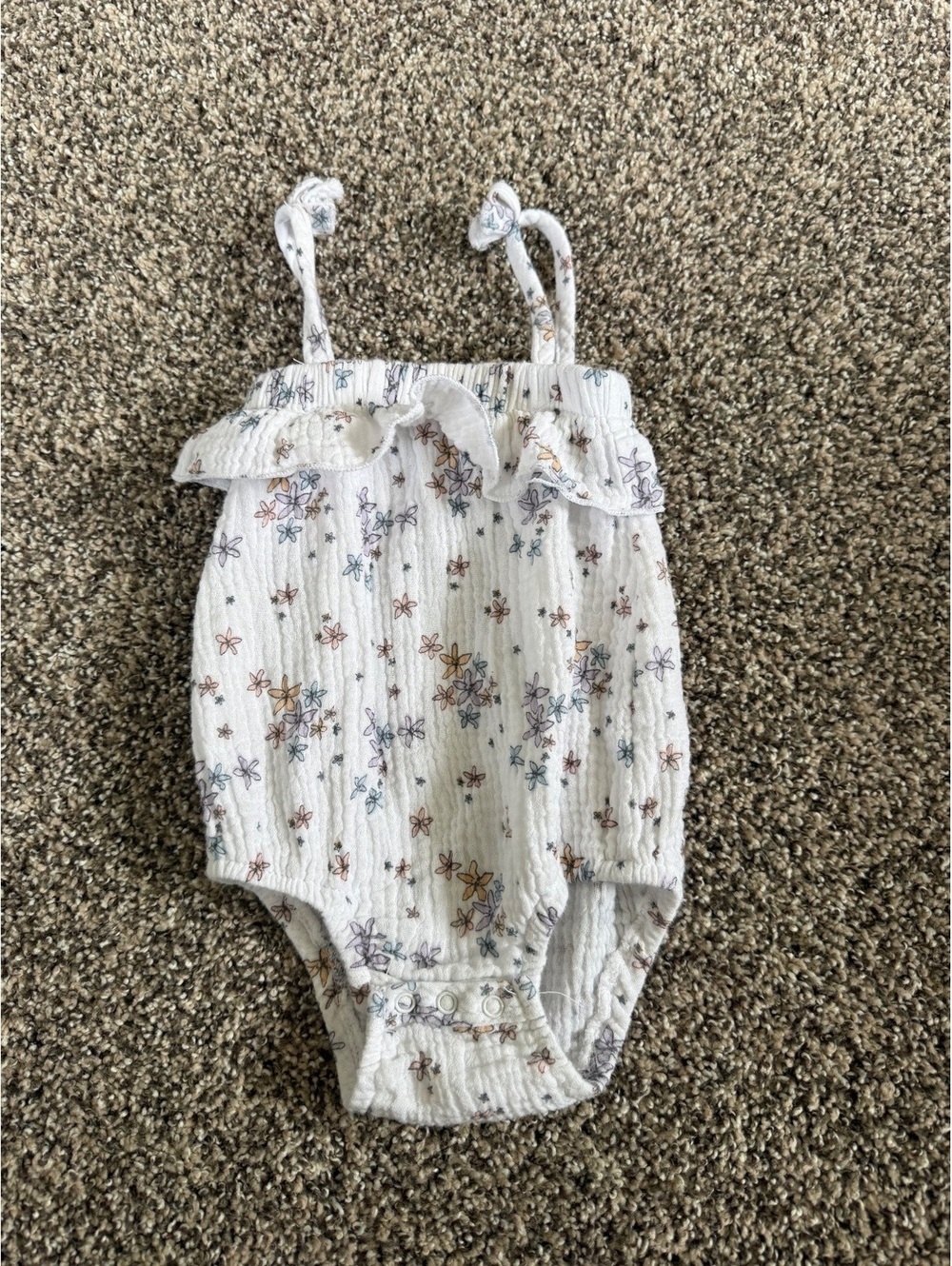 Lila & Jack White floral baby romper Size 6-9 Months